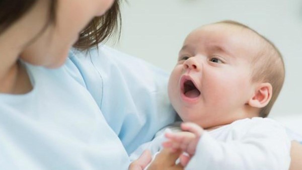 Trẻ sơ sinh bị nấc cụt: 4 Cách chữa hiệu quả nhất? 